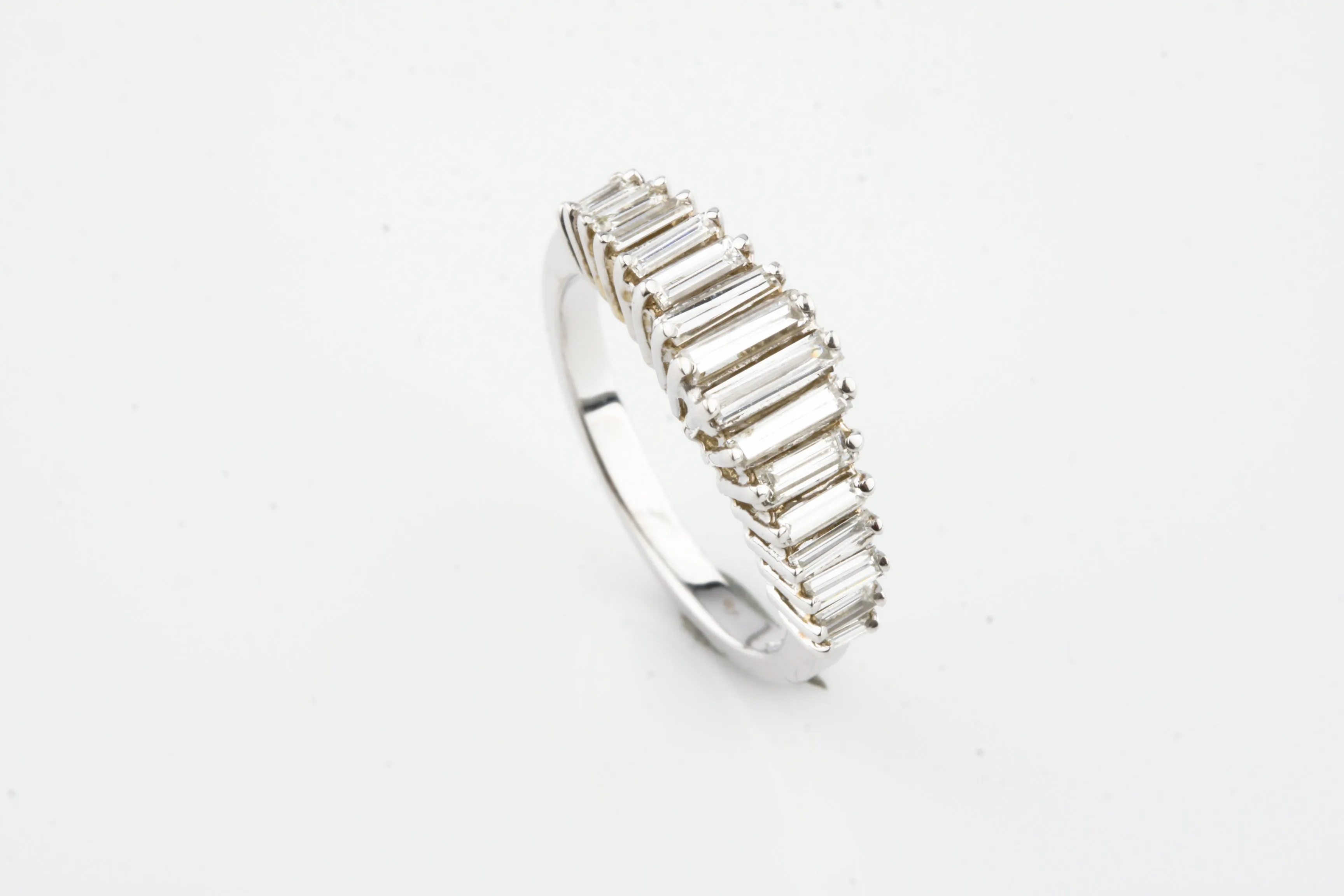 14k White Gold Baguette Diamond Cathedral Set Band Ring Size 6
