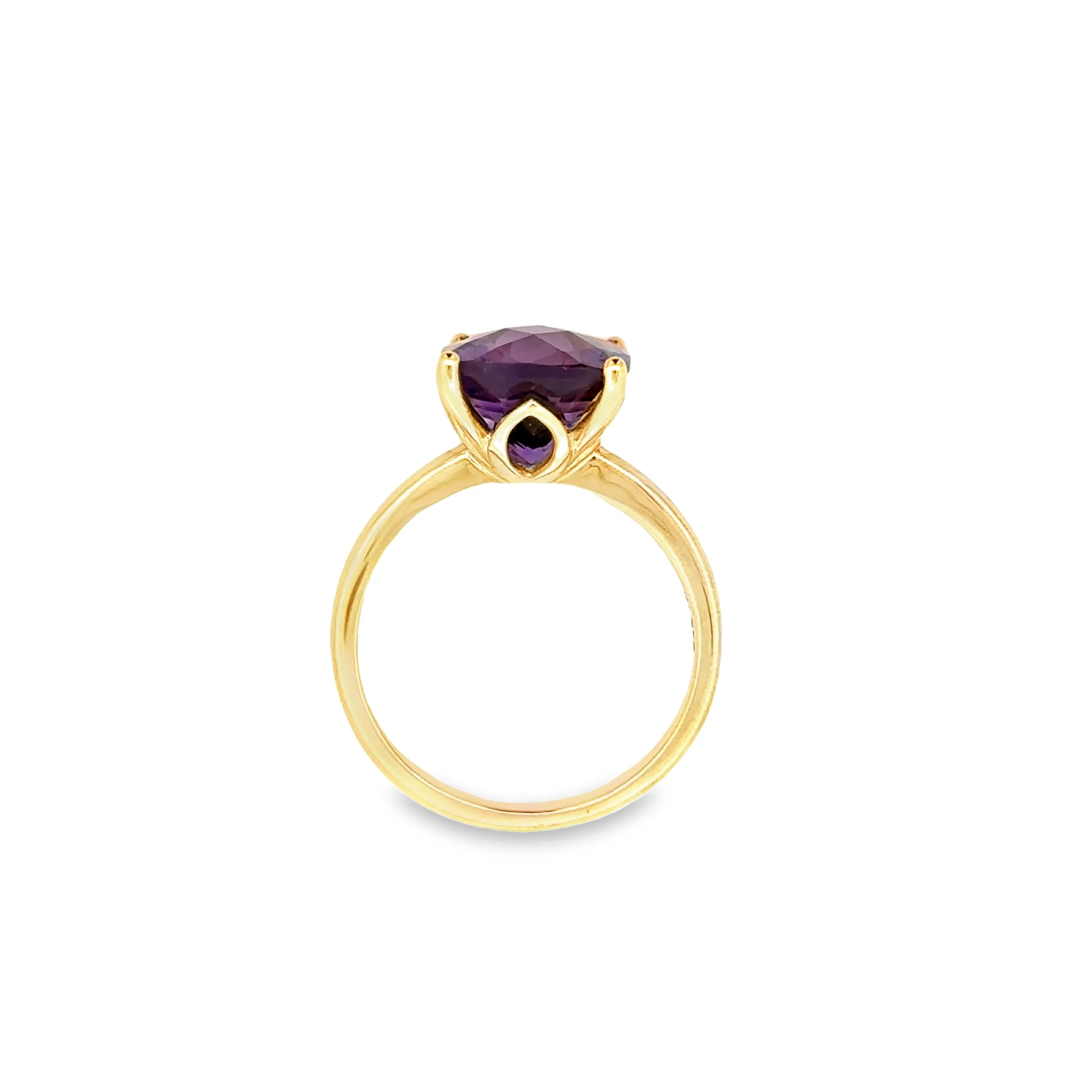 9ct Yellow Gold Ring with a Petal Patterned Basket holding a Cushion Cut Amethyst
