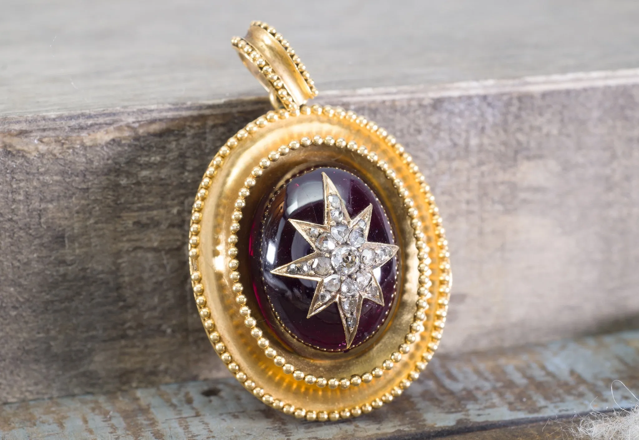 ANTIQUE 18K GOLD DIAMOND AND GARNET MEMORIAL LOCKET