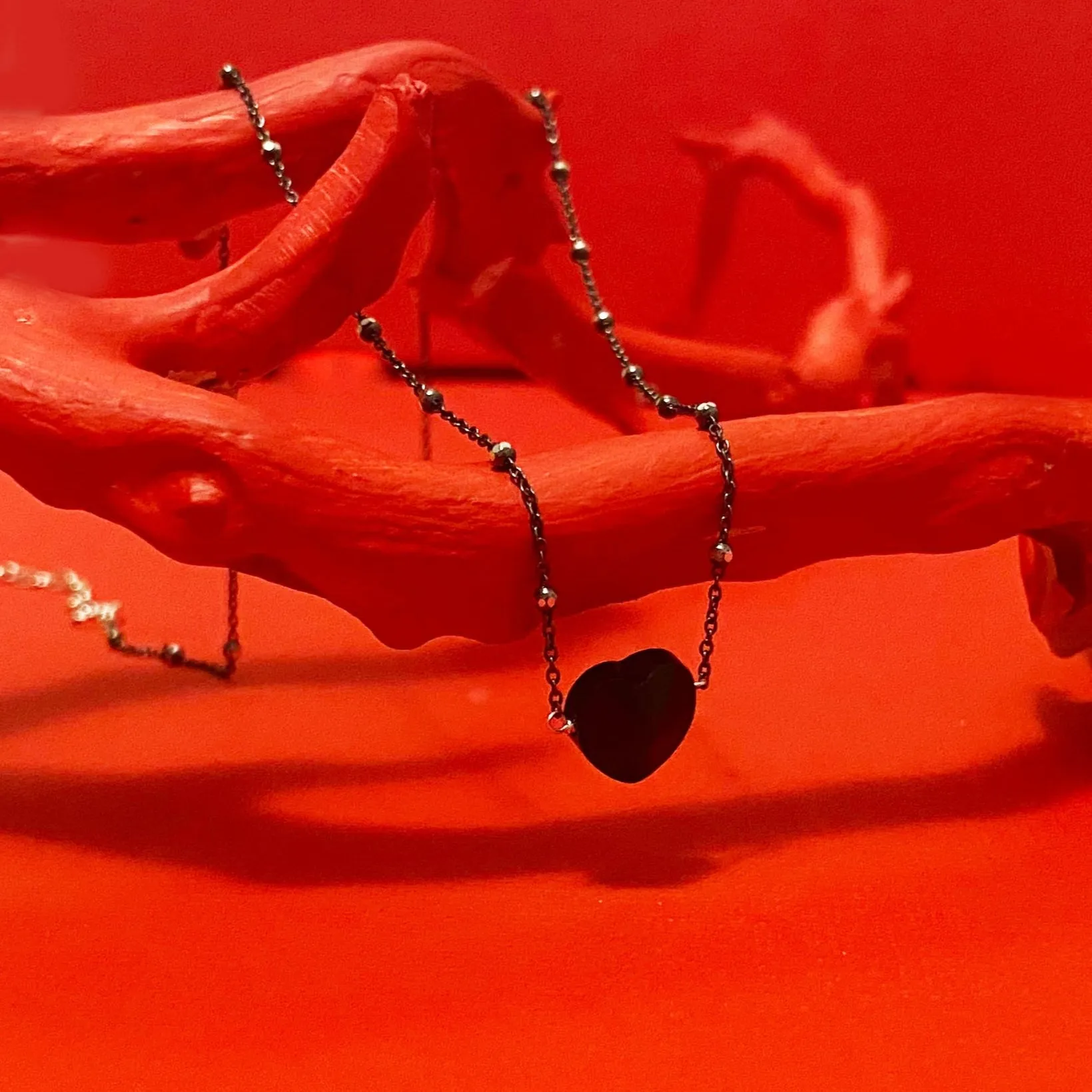 BLACK HEART CHOKER