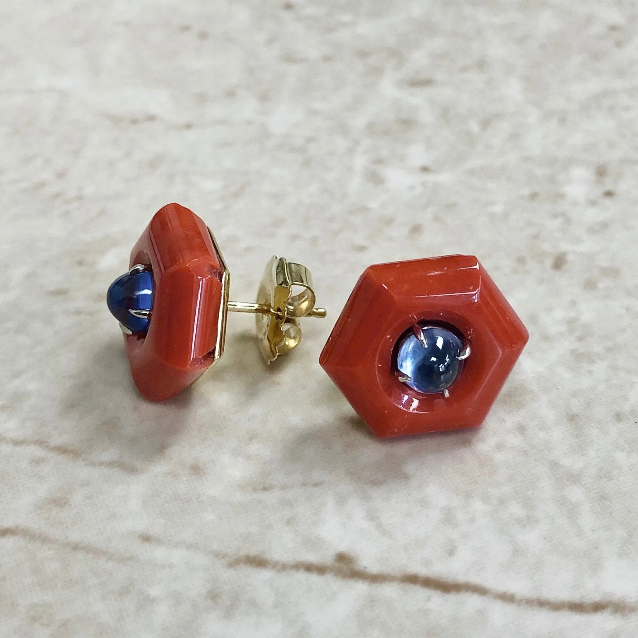 Fine 18 Karat Yellow Gold Untreated Blue Sapphire & Oxblood Coral Stud Earrings By Carvin French