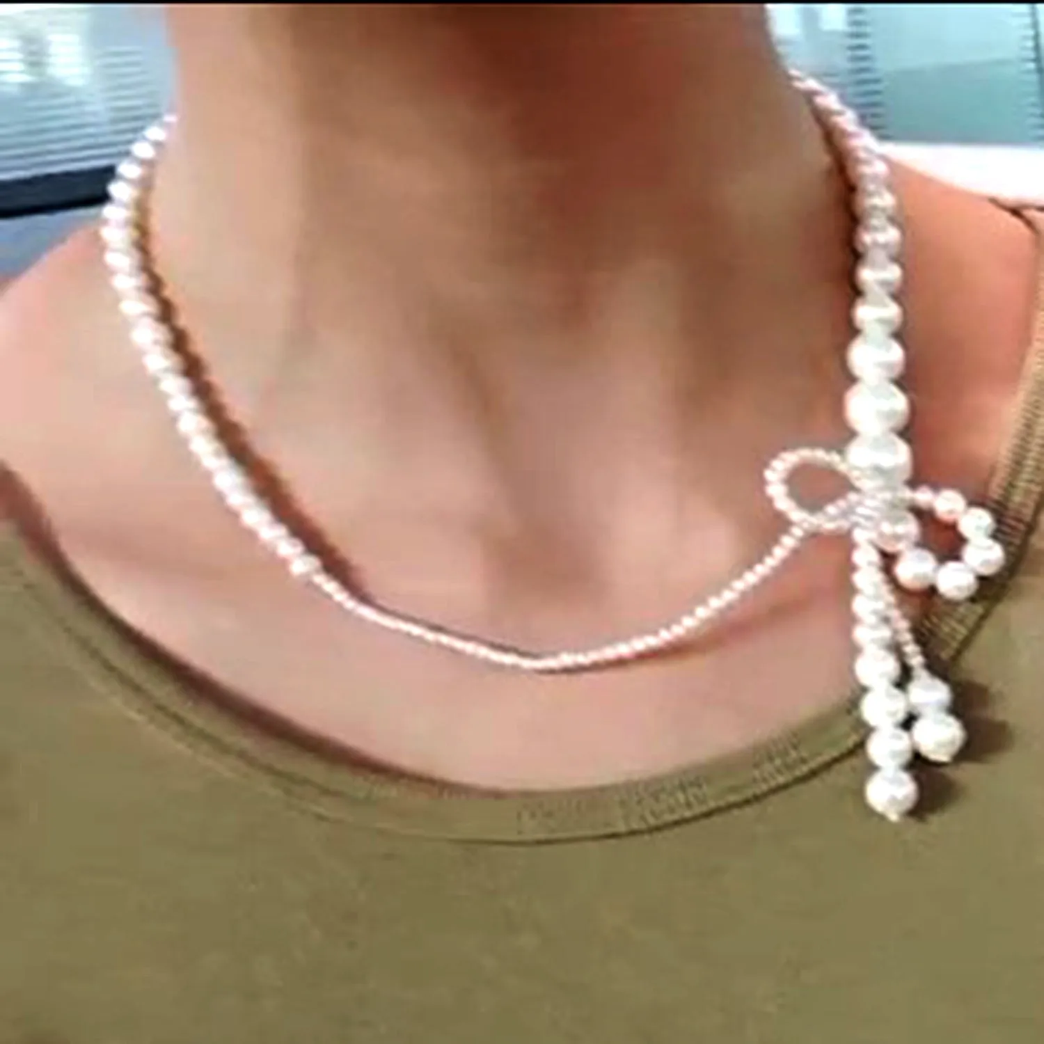 Natural Pearl Round Beads Bow Design Choker Necklace In 18K Yellow Gold