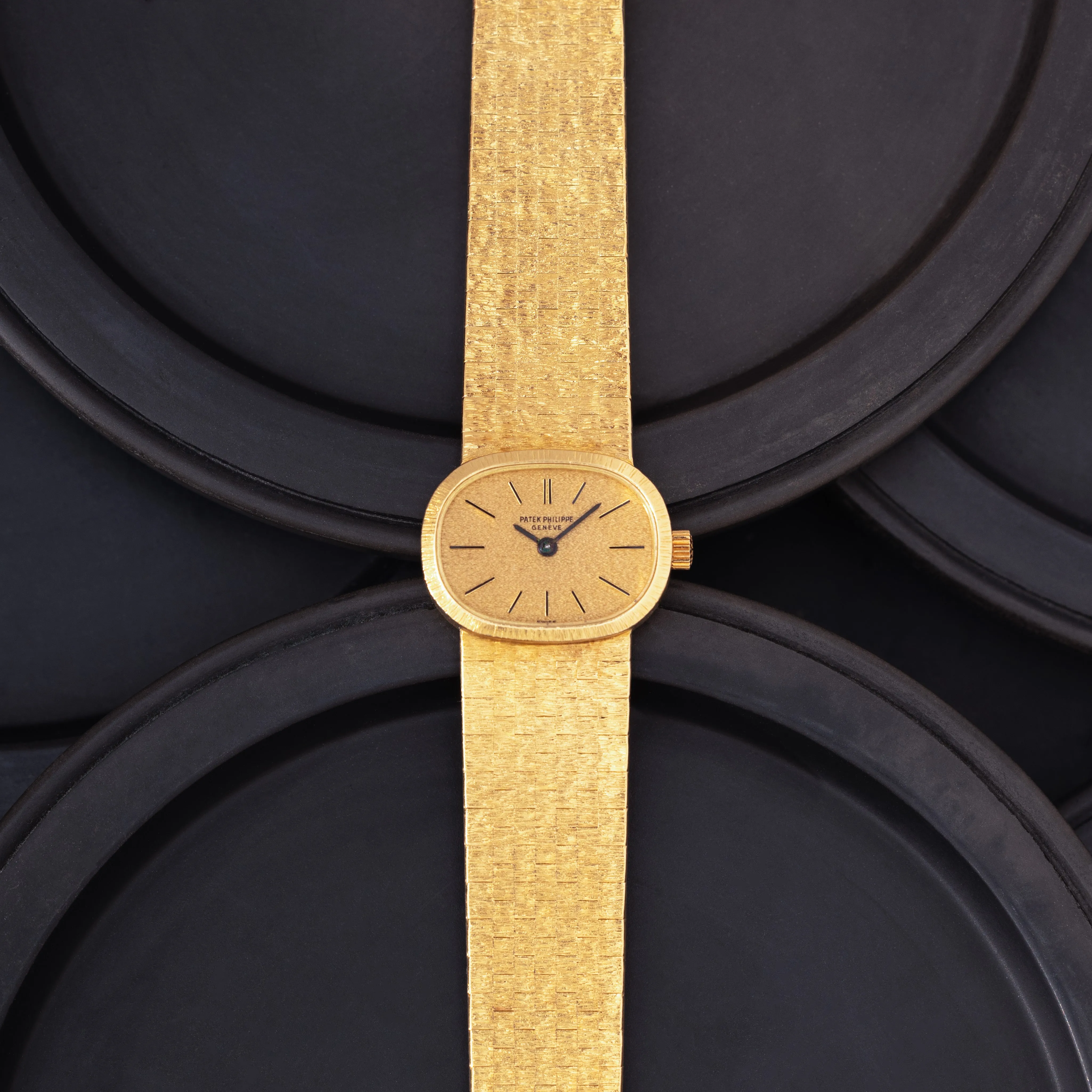 PATEK PHILIPPE 18K YELLOW GOLD MODEL 3373/1 ELLIPSE