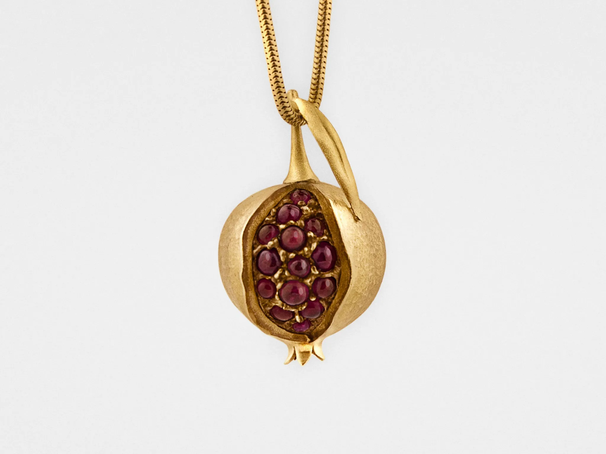 Pomegranate Pendant in 18KT Gold with Garnet