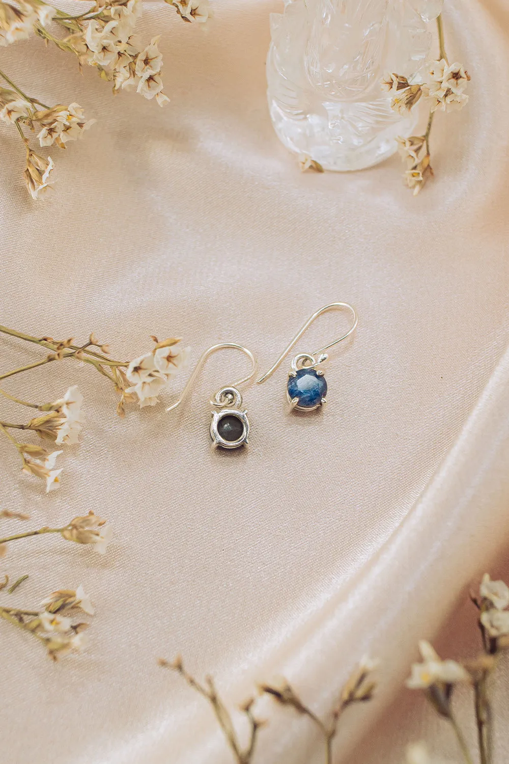 Sivalya Raw Sapphire Earrings - Venus