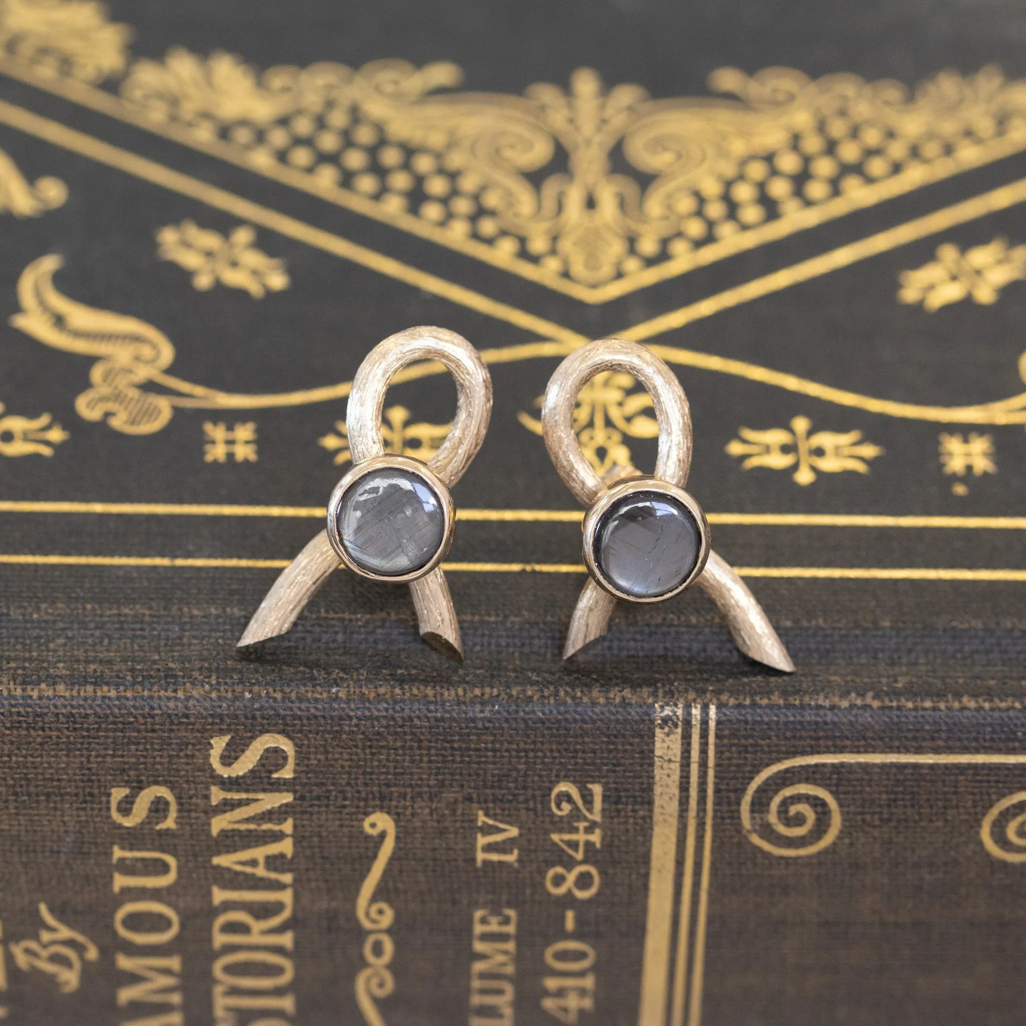 Vintage Black Star Sapphire & Gold Bow Earrings c. 1970s