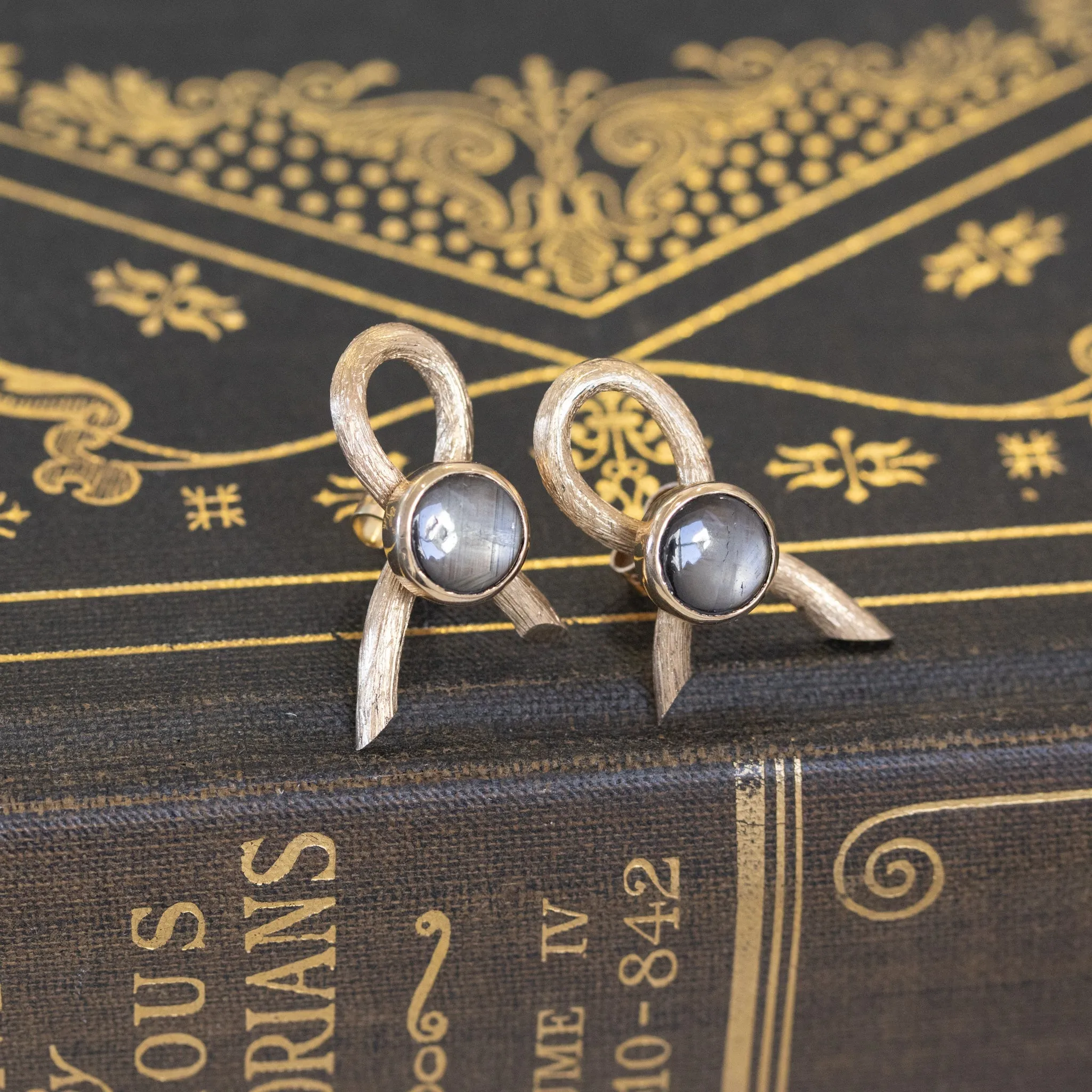Vintage Black Star Sapphire & Gold Bow Earrings c. 1970s