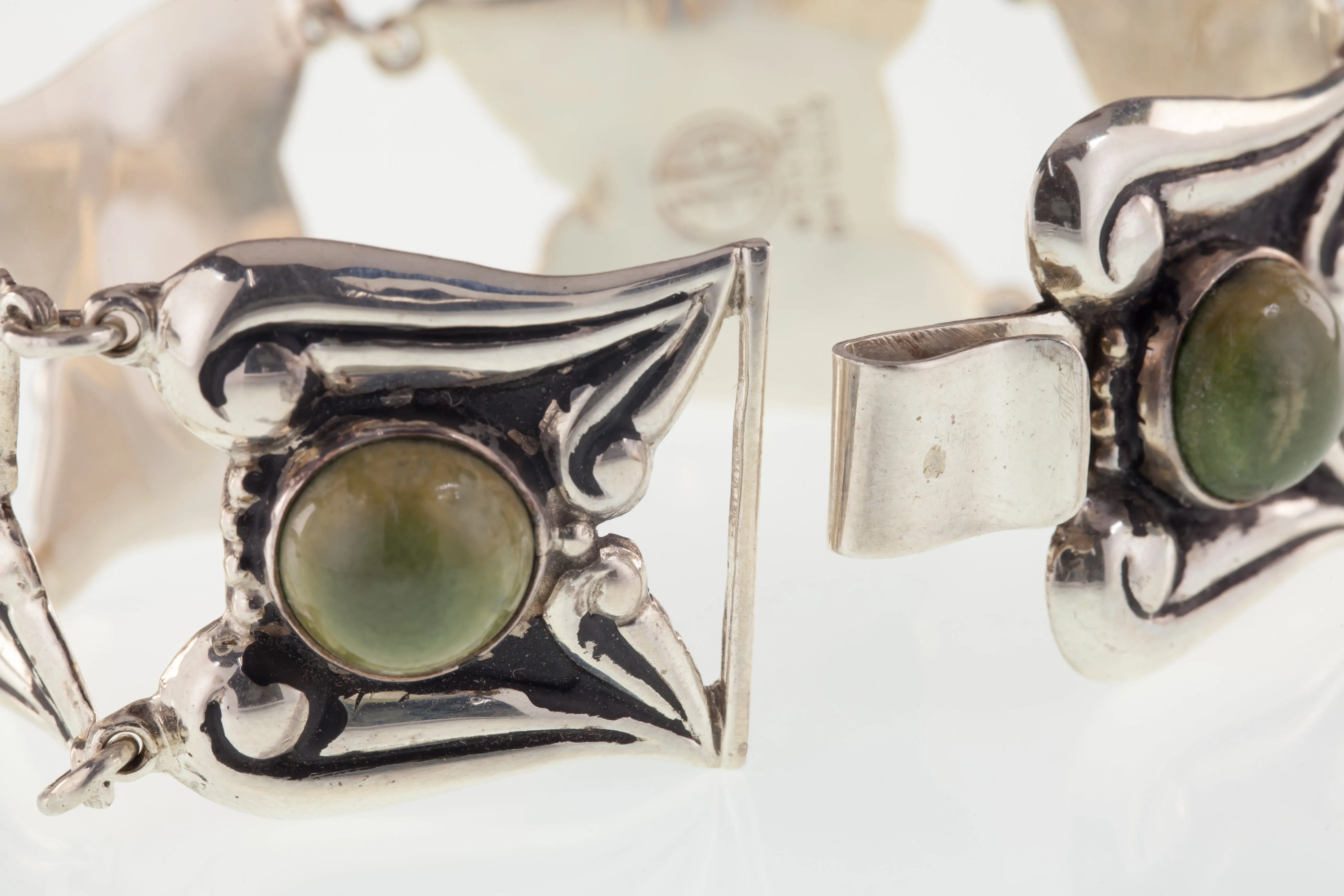 Vintage Mexico Sterling Silver Repousse & Green Stone Link Bracelet 7.50"